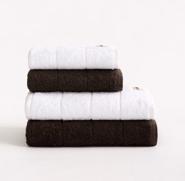 Set de 4 toallas de ducha Gamusi de algodón 100% en colores negro y blanco, gramaje de 600 g/m², incluye 2 unidades de 50 x 100 cm y 2 unidades de 70 x 140 cm