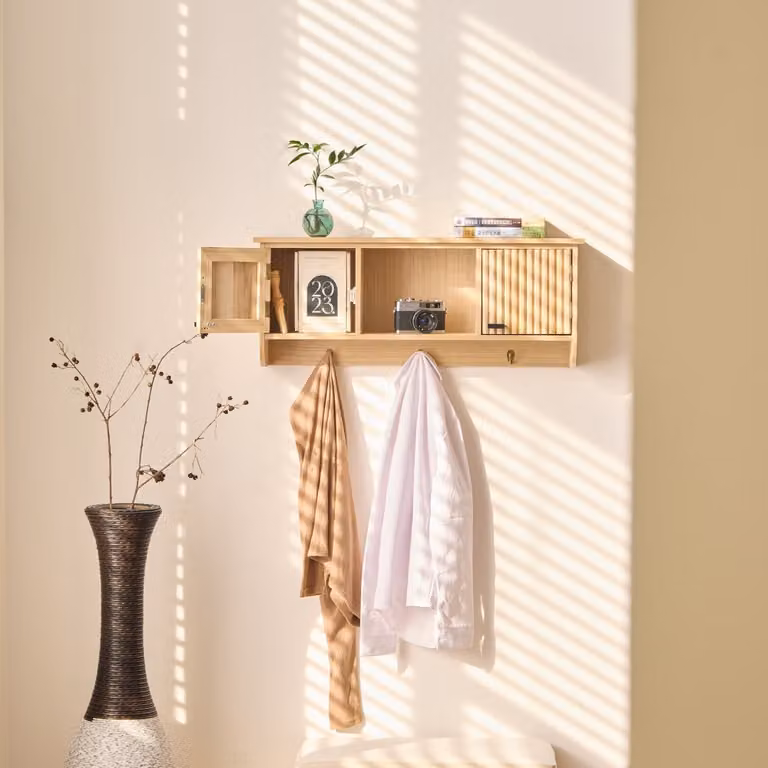 Perchero de pared Nordlys de estilo escandinavo en madera marrón con 2 puertas y acabado mate