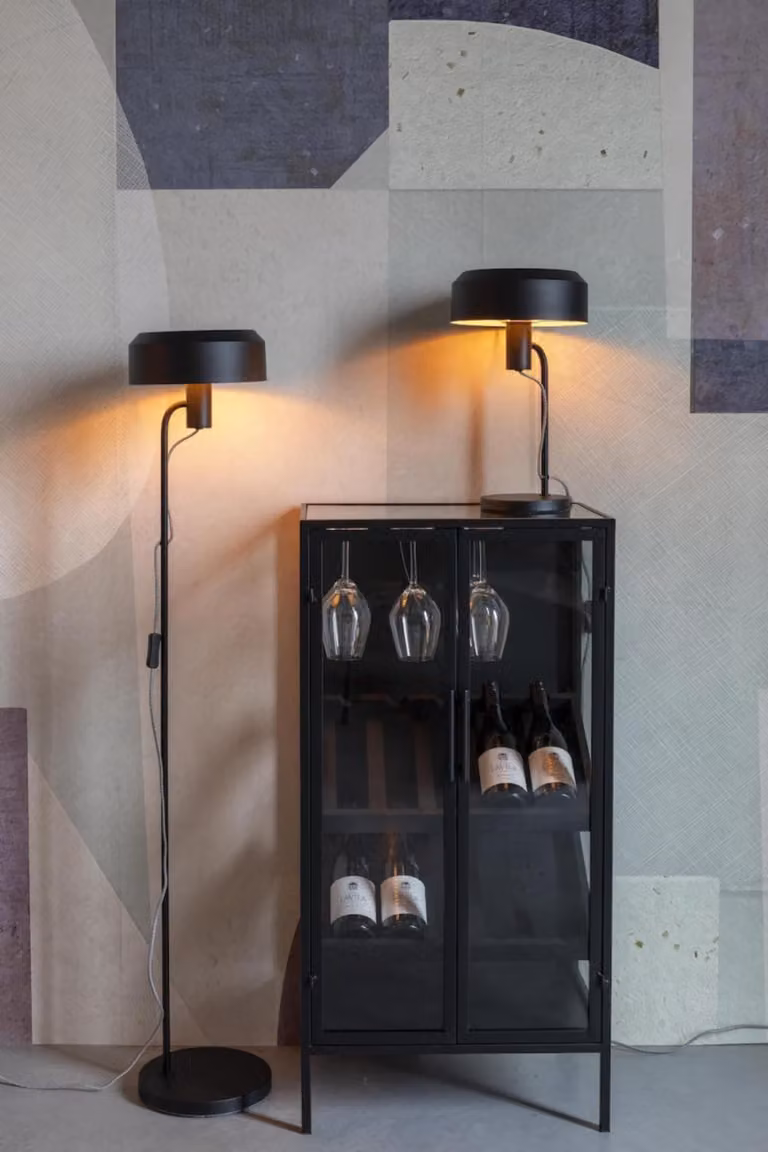 Mueble bar industrial Mathi Design de hierro y madera de abeto con vitrina de cristal templado y puertas de vidrio en color negro An/P/Al: 126 x 35 x 103 cm