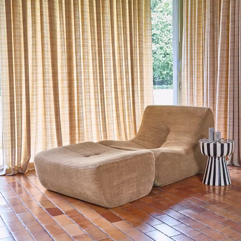 Sillón de terciopelo y pana fina con reposapiés SWEEEK, Beige
