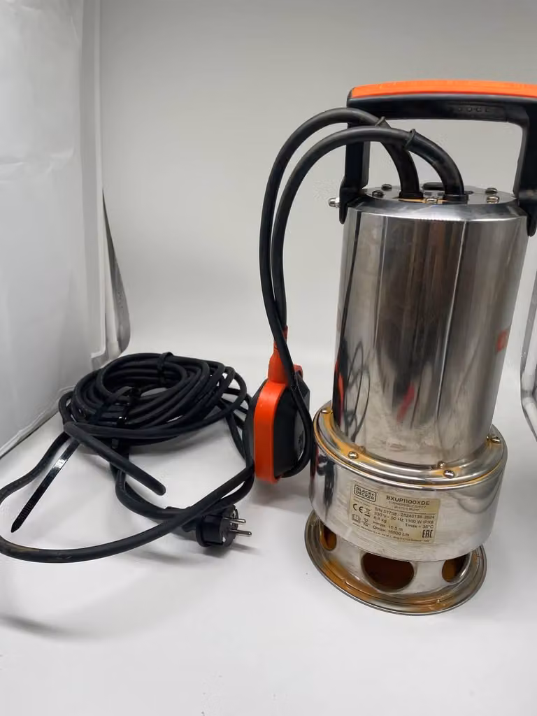Bomba de sumergir para aguas sucias Black+Decker BXUP1100XDE de 1100 W en color negro y plata