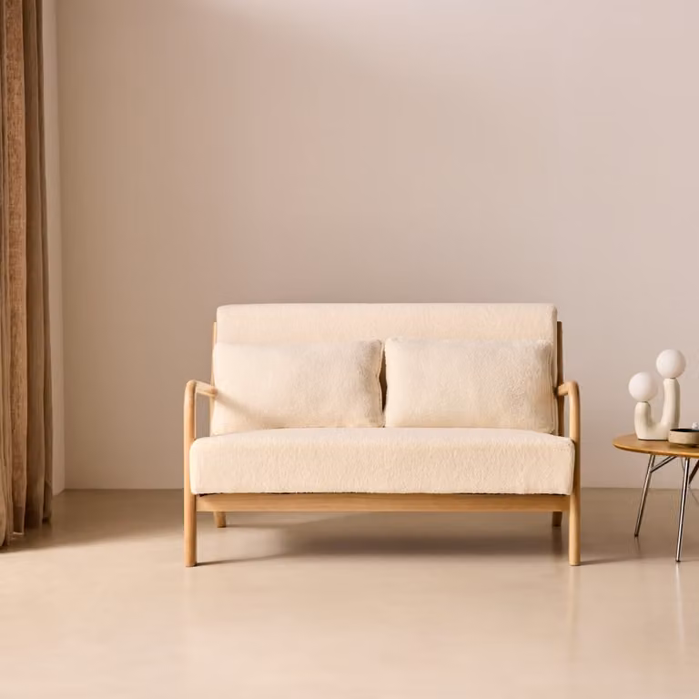 Banco escandinavo de 2 plazas SWEEEK en tejido de borreguito color crema, An/P/Al: 124 x 83 x 77 cm