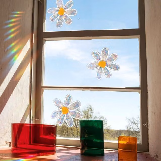 Pegatina de pared floral NEBELMEER con diseño de margaritas multicolor y efecto de luz solar para un estilo moderno y botánico