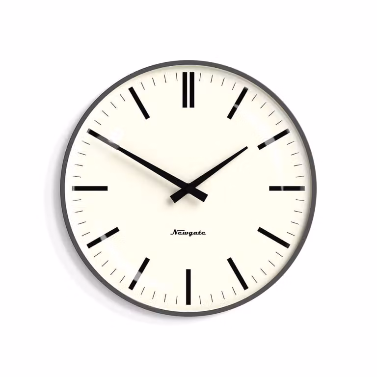 Reloj de pared analógico moderno Newgate redondo de metal en gris y negro