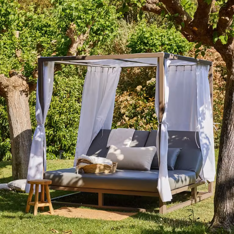 Cama balinesa Defora Home de aluminio con dosel y cojines grises