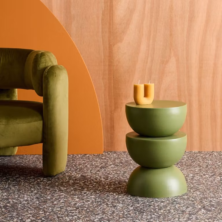 Mesa auxiliar redonda de metal SWEEEK en color verde mate An/P/Al: 32 x 32 x 46.5 cm