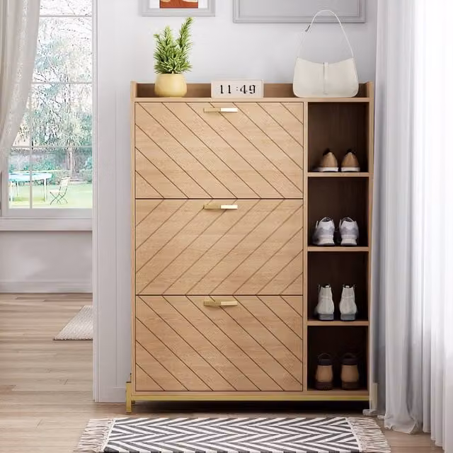 Zapatero Nórdico SOLKVUNZA en Roble Natural y Dorado con 3 Puertas Abatibles de Cierre Suave y Estantes Laterales, An: 90 cm, Al: 119 cm, P: 24 cm