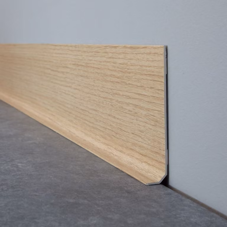 Pack de 25 rodapiés adhesivos Tesa de PVC en color beige con efecto madera de roble claro, An/Al: 8 x 100 x 1,2 cm