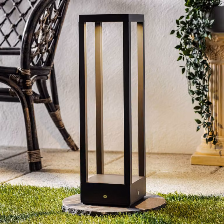 Baliza LED Carlota de Lucande para jardín, diseño moderno rectangular en aluminio color negro