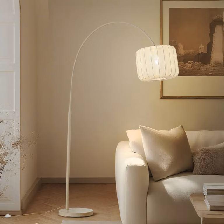 Lámpara de pie de arco Lindby en color beige y blanco con pantalla de tejido y estructura de metal para salón o comedor
