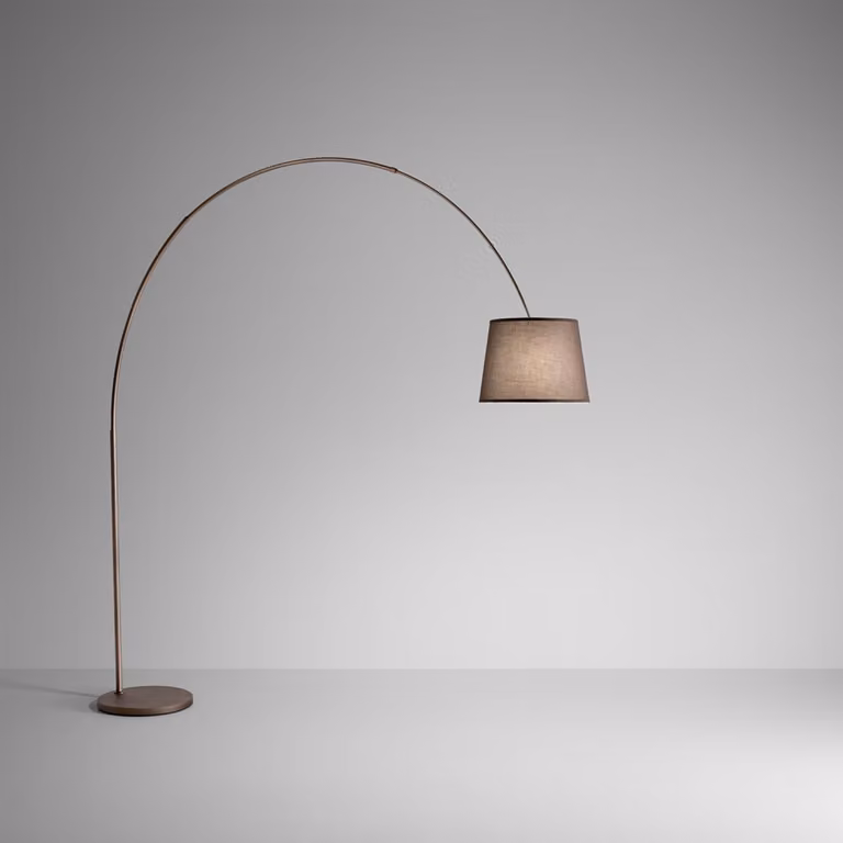 Lámpara de pie curva Arche de Perenz en metal marrón con cabezal ajustable y altura de 230 cm