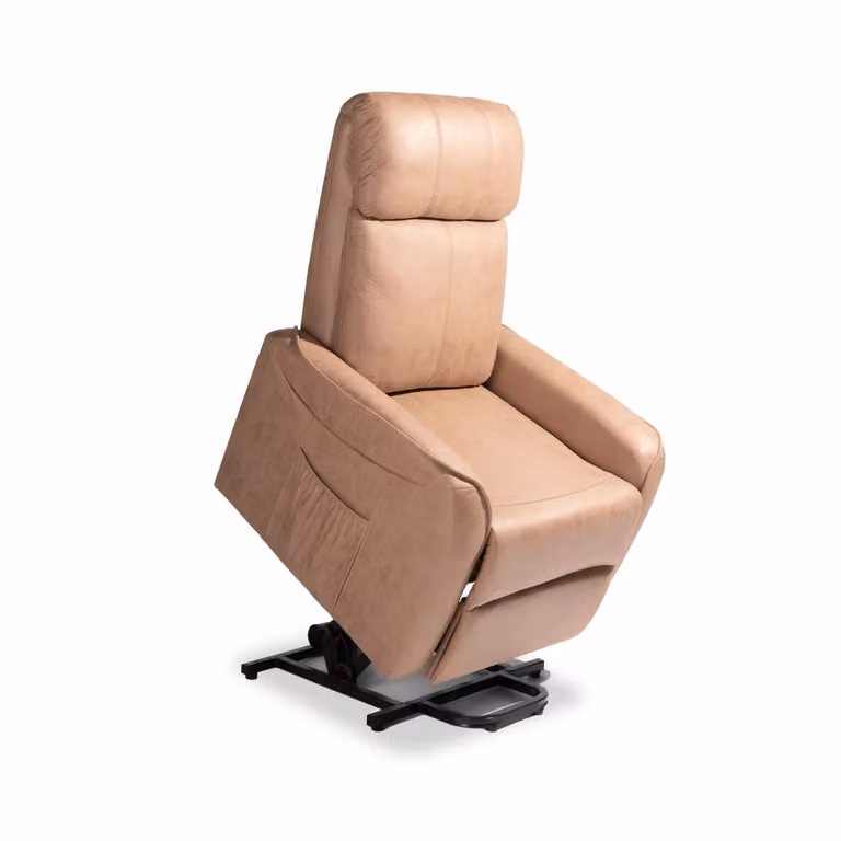 Sillón relax con asistencia de elevación eléctrica Duehome Karl Powerlift en microfibra con estructura de madera de eucalipto, disponible en gris y beige