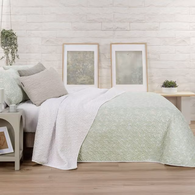 Colcha bouti reversible Manterol con estampado floral y de topos en color verde para cama de 180 cm