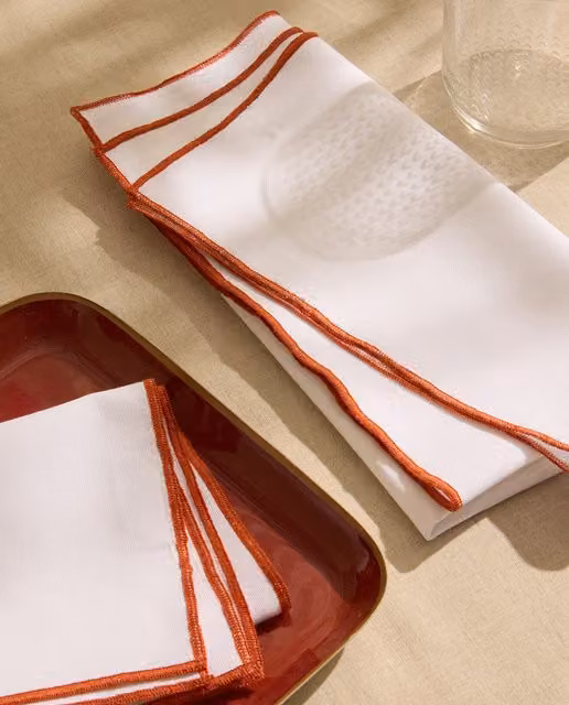 Set de 2 servilletas de algodón Overlock de El Corte Inglés en blanco y coral