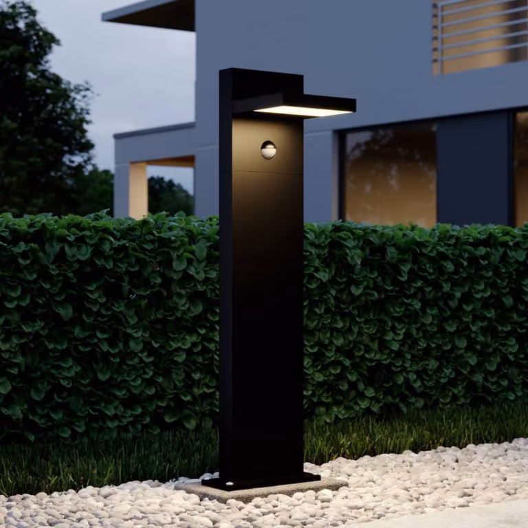 Baliza LED Lucande con sensor de movimiento para exterior en negro y gris de aluminio y plástico