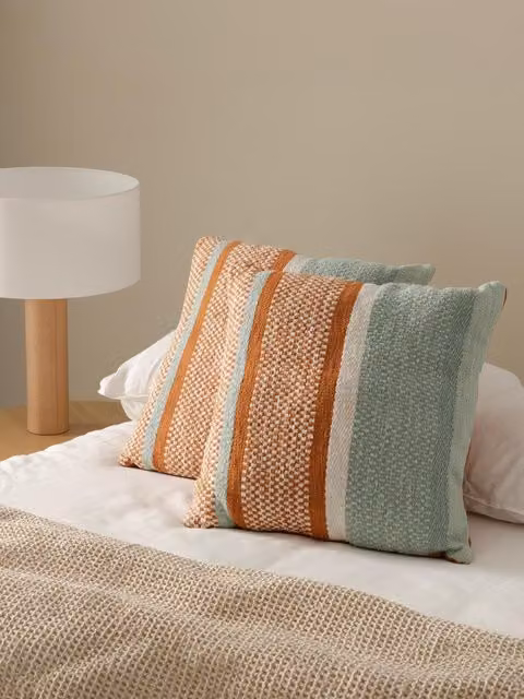 Cojín Pisco de Kenay Home, diseño de rayas en algodón naranja y blanco, 50 x 50 cm