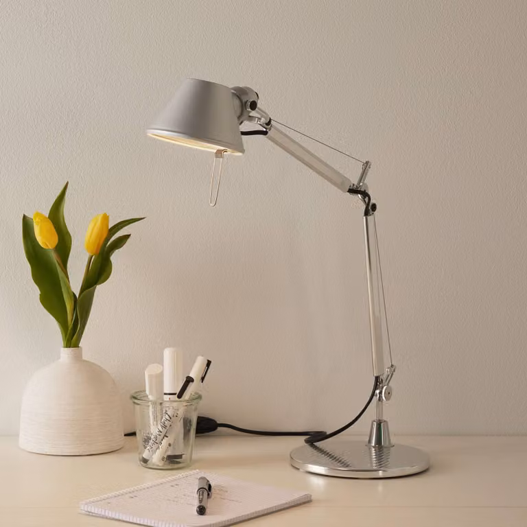 Lámpara de mesa Artemide Tolomeo Micro en aluminio gris y plata con altura ajustable