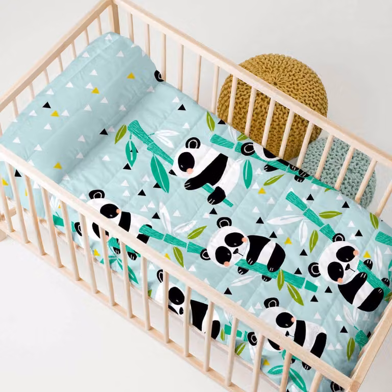 Colcha reversible de algodón Panda Garden para cuna en azul y blanco, 100 x 130 cm