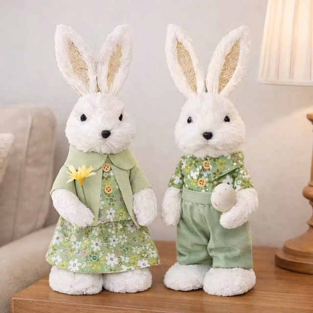 Pareja de conejitos decorativos de estilo rústico OKAFFAREFATTO con vestido verde y detalles florales, Altura: 32 cm
