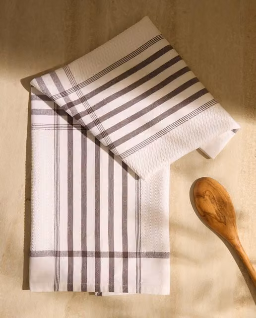 Paño de cocina de sarga de algodón con diseño de rayas de El Corte Inglés en color antracita y blanco