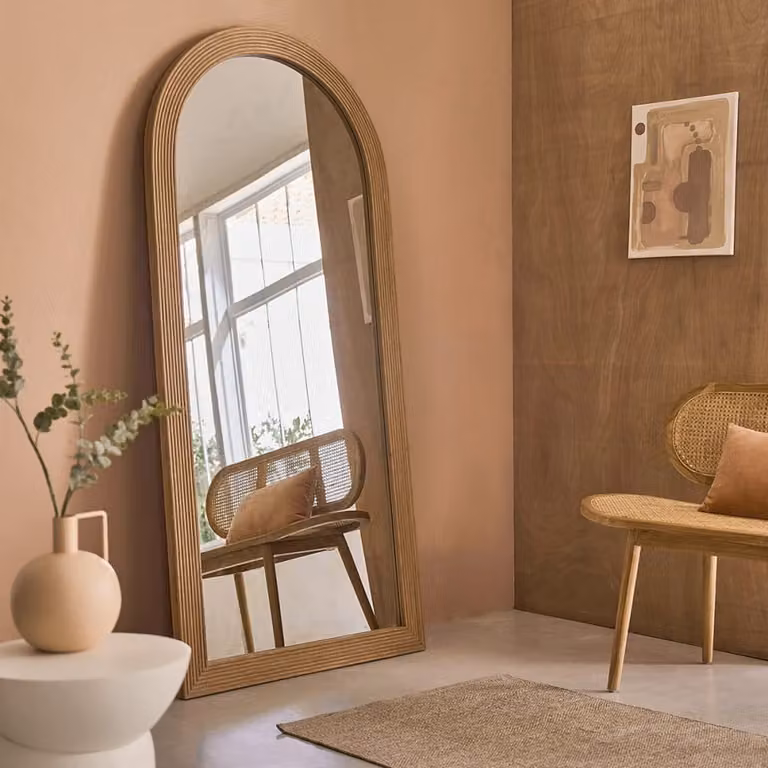Espejo redondo de ratán y madera BERAH GETAH en color beige, estilo boho, de 190 cm de altura
