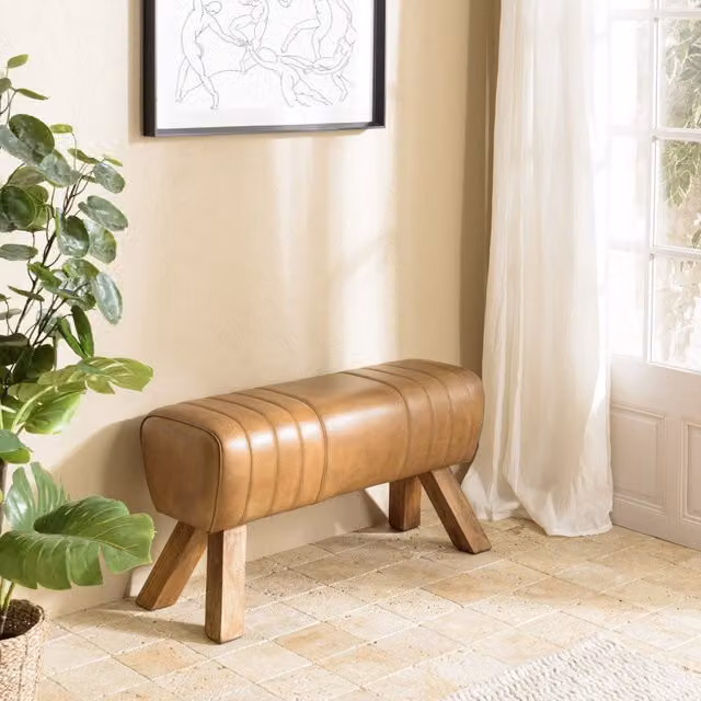 Banco de cuero marrón acolchado con patas de madera de mango MACABANE