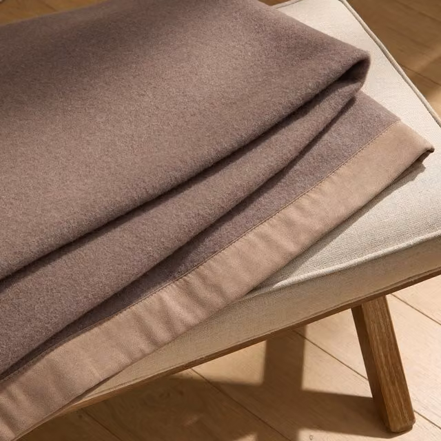 Manta de cama Princess de El Corte Inglés en lana virgen beige y marrón