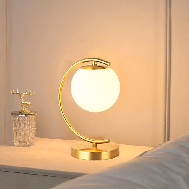 Lámpara de mesa moderna ALPINALUZ con globo de cristal y base dorada para dormitorio u oficina