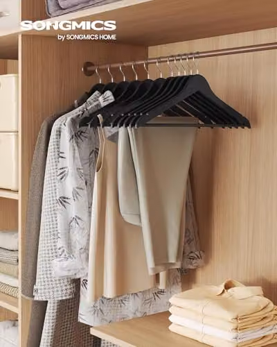 Set de 30 perchas de madera de abedul SONGMICS en color negro con gancho giratorio y muescas para ahorrar espacio