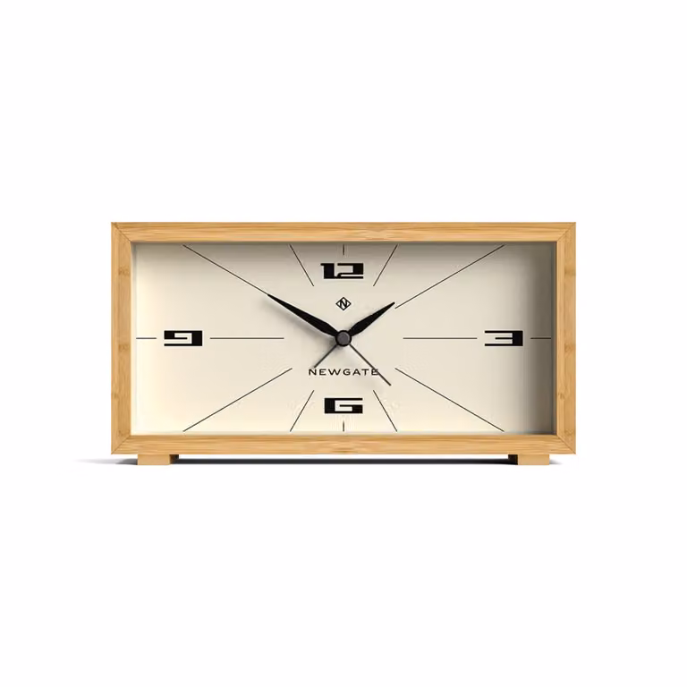 Reloj despertador analógico Newgate de estilo mid-century en madera de color beige y marrón con mecanismo silencioso de cuarzo