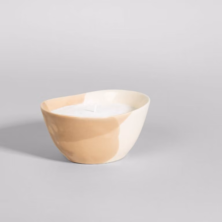 Vela perfumada de cerámica Maisons du Monde con aroma madera y vainilla en colores beige y marrón