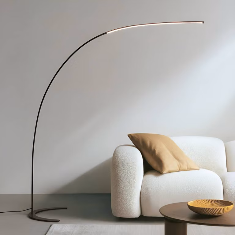 Lámpara de pie LED DANUA de Lindby, diseño moderno en arco, color negro y regulable para salón u oficina