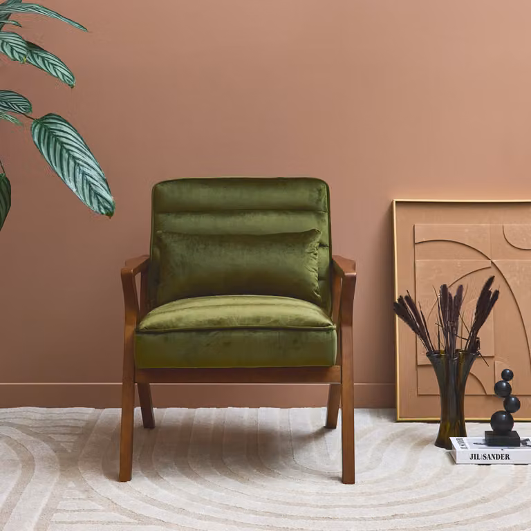 Sillón lounge escandinavo SWEEEK de terciopelo verde con estructura de madera maciza An/P/Al: 70.5 x 75 x 81 cm