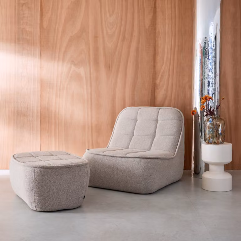 Sillón de borreguito con reposapiés Sweeek en color beige y diseño moderno para salón o dormitorio
