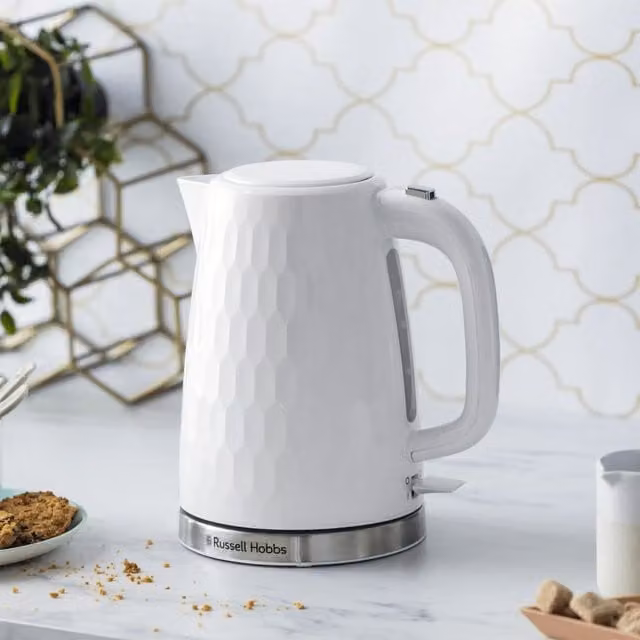 Hervidor eléctrico Russell Hobbs Honeycomb en color blanco con acabado en acero inoxidable y plástico
