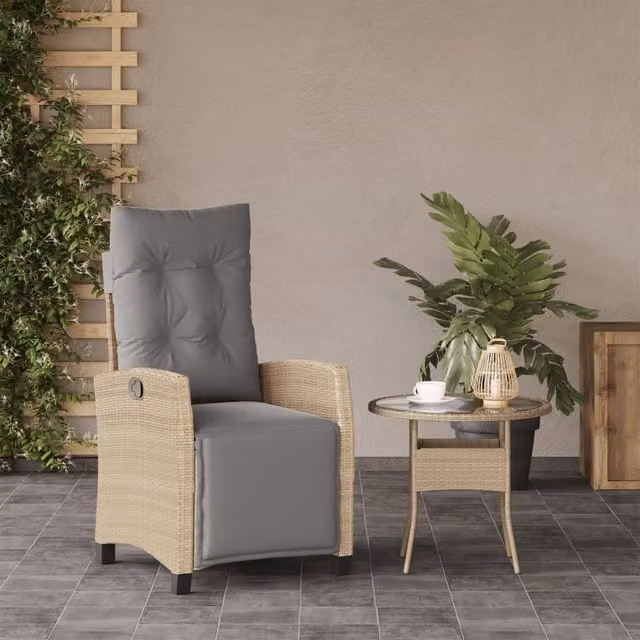 Sillón reclinable de jardín SYFAX con reposapiés de ratán y estructura metálica en color beige y gris con cojines resistentes a los rayos UV