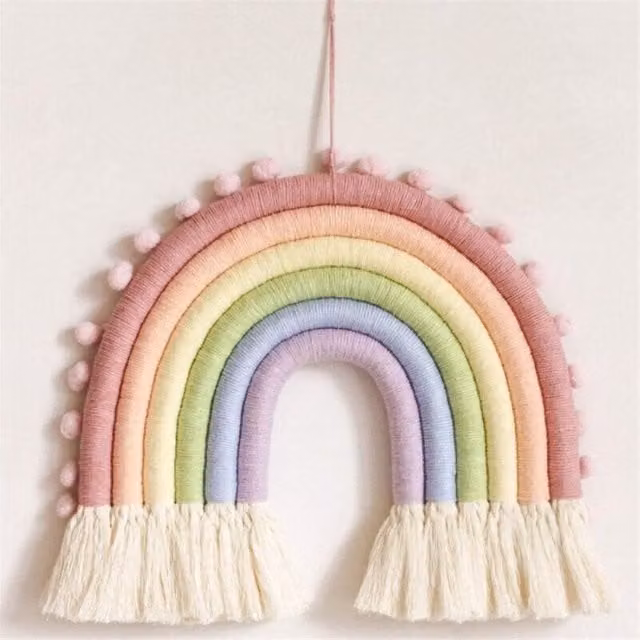 Tapiz de macramé arcoíris Elle para pared con estilo boho y diseño geométrico multicolor para decoración infantil