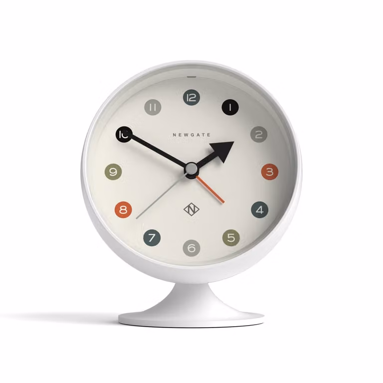 Reloj despertador analógico Newgate retro de mesa con esfera redonda en blanco