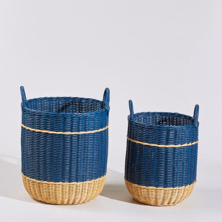 Set de 2 cestos de ratán con tejido abierto de Maisons du Monde en colores beige y azul