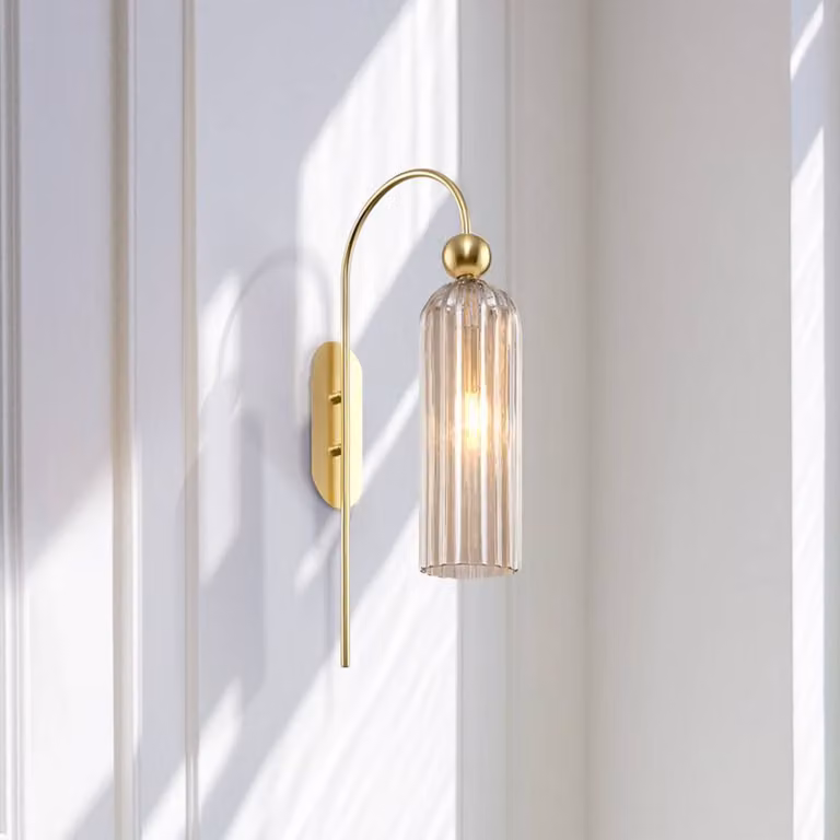 Aplique de pared moderno Maytoni en latón y vidrio para salón o comedor