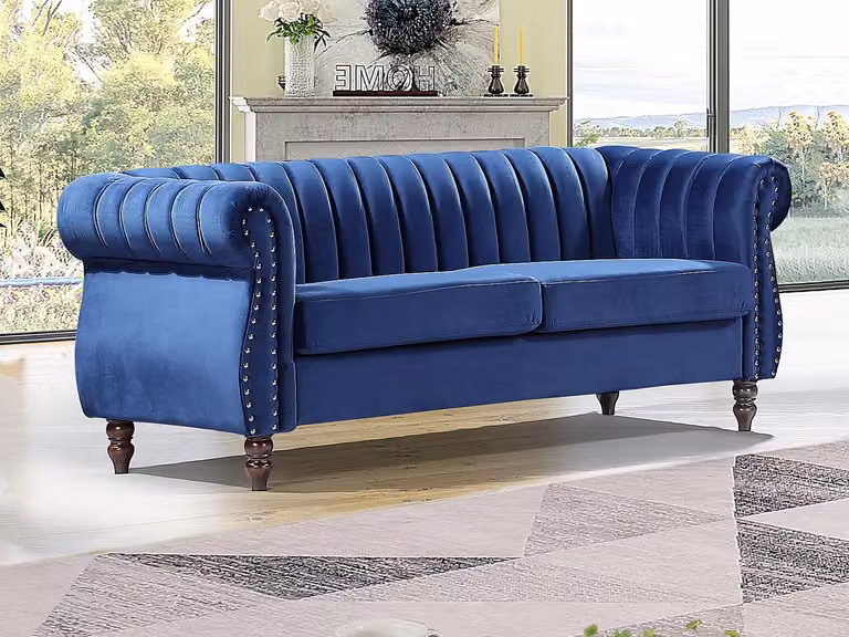 Sofá Chesterfield de 3 plazas TRUMBO tapizado en terciopelo azul con estructura de madera sólida
