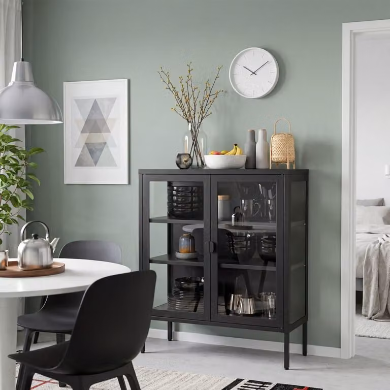 Vitrina metálica Tectake con puertas de cristal y cierre magnético en color negro, An/P/Al: 80 x 37 x 90,5 cm