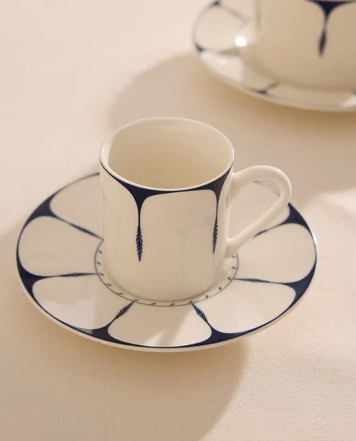 Taza de café con plato Alfama de El Corte Inglés en porcelana blanca y azul