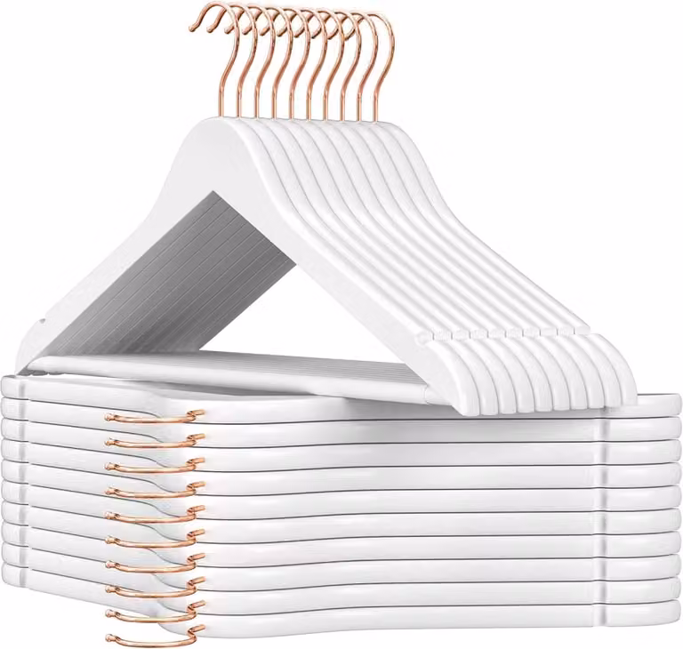 Set de 20 perchas antideslizantes de madera Songmics con hombros contorneados y gancho giratorio en color blanco y oro