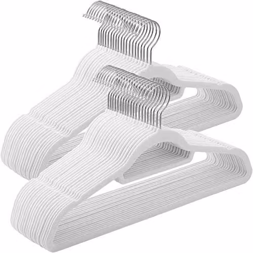 Set de 50 perchas de terciopelo antideslizantes SONGMICS en color blanco con gancho giratorio 360 grados y barra para pantalones