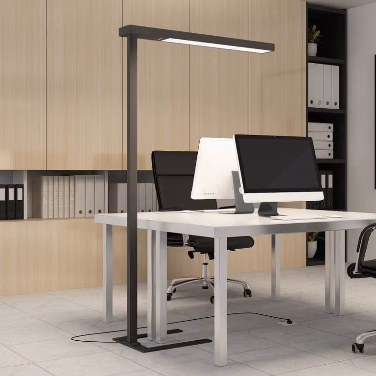 Lámpara de pie de arco Arcchio en aluminio negro con tecnología LED atenuable para hogar u oficina