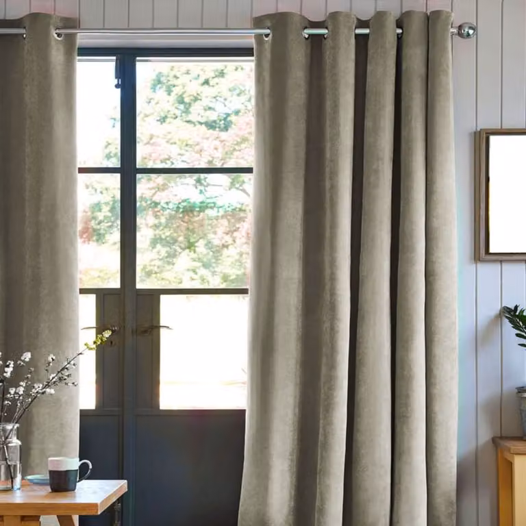 Cortina de microfibra con efecto terciopelo The Deco Factory en color beige, opaca y moderna, An/Al: 140 x 250 cm