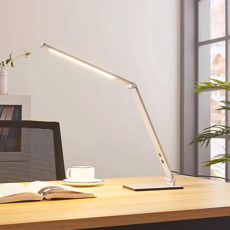 Lámpara de mesa LED Nicano de Lucande, flexo atenuable en aluminio color gris y plata para oficina o despacho