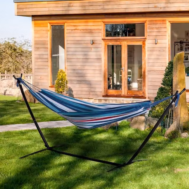Hamaca Outsunny con estructura de acero y tejido de poliéster resistente a los rayos UV, diseño de rayas en azul y blanco, An/P/Al: 310 x 117 x 105 cm