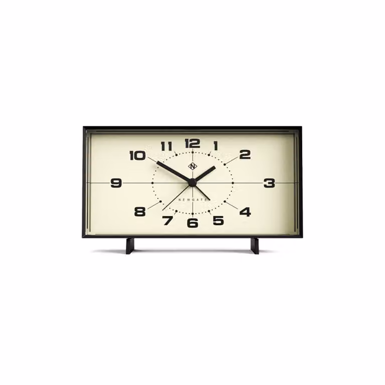 Reloj despertador analógico Newgate de mesa estilo mid century en color negro con diseño rectangular y funcionamiento silencioso